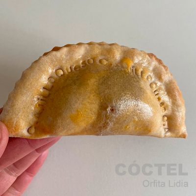 Empanada Camarón al Ajillo y quesos (horneada o frita)