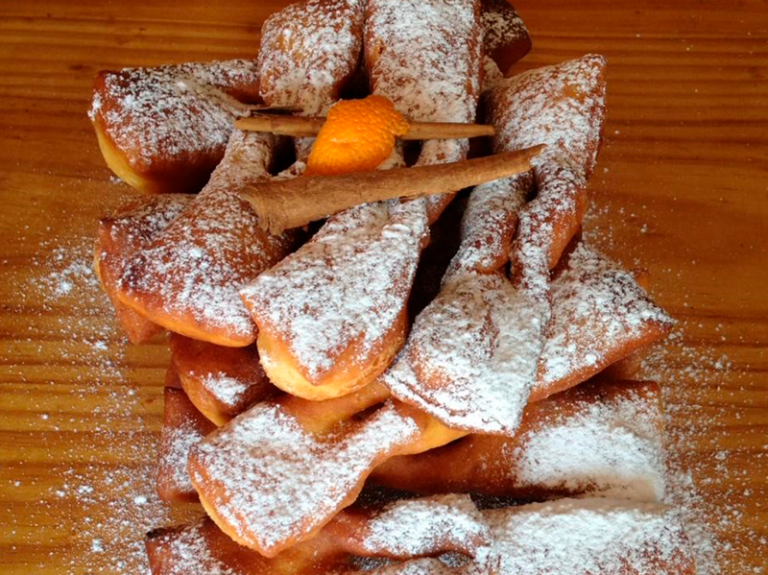 Típicos y deliciosos Calzones Rotos
